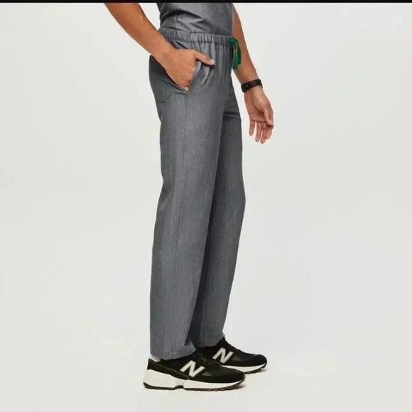 NWT Figs Pisco Basic Scrub Pants™ and Figs men's Chisec Three-Pocket Scrub Top™. - Picture 2 of 13